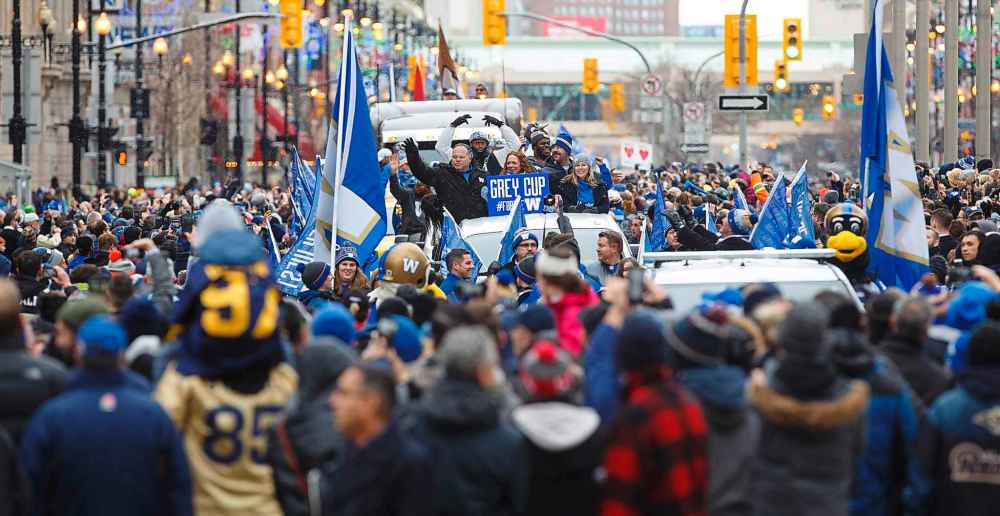 Wade Miller waves to the crowd lined up along Portage Avenue during the team's victory parade. (Mike Deal / Winnipeg Free Press files)