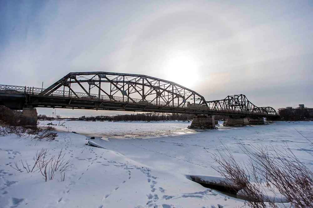 A small group of people who’d gotten out of their vehicles helped hold the woman back from the edge of the bridge until emergency responders arrived. (Mikaela MacKenzie / Winnipeg Free Press)