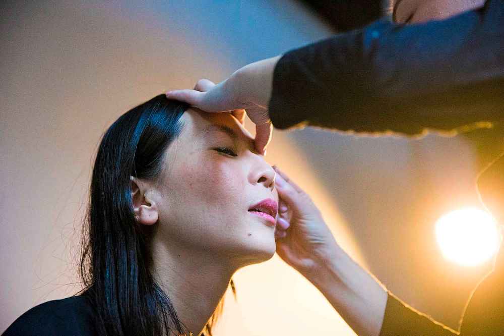 Makeup artist Rachel Lynne Jones is on stage to highlight the artifice of performance by doing in front of the audience what would normally take place backstage. (Mikaela MacKenzie / Winnipeg Free Press)