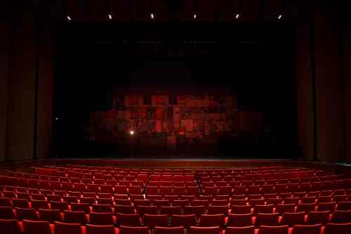 A recent Nanos Research poll suggests between 26 and 39 per cent of Canadians will return to arts events immediately, once governments allow them and if social distancing and mask-use rules are followed. A larger group, between 39 and 51 per cent of respondents, are likely to wait for a COVID-19 vaccine before returning to cultural events. (Mike Deal / Winnipeg Free Press files)