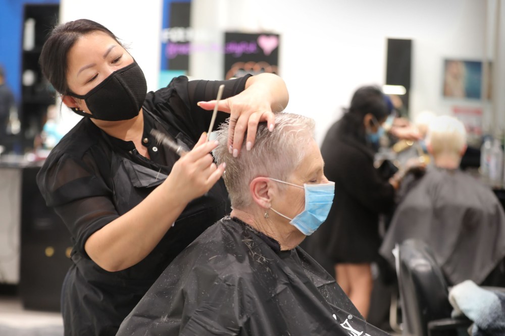 RUTH BONNEVILLE  /  WINNIPEG FREE PRESS 
Julie Louangxay cuts a client's hair at Revolutions Hair Salon in Polo Park Mall.