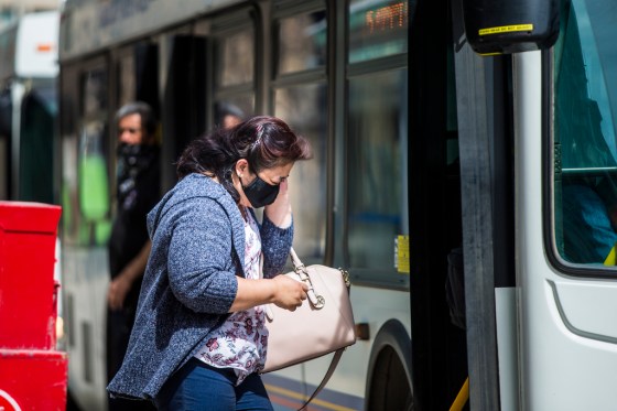 Face masks are mandatory on Winnipeg Transit. (Mikaela MacKenzie / Winnipeg Free Press files)
