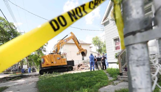 Ruth BonnevillePolice investigate at the scene of the homicide on Alfred Avenue. (Ruth Bonneville / Winnipeg Free Press files)