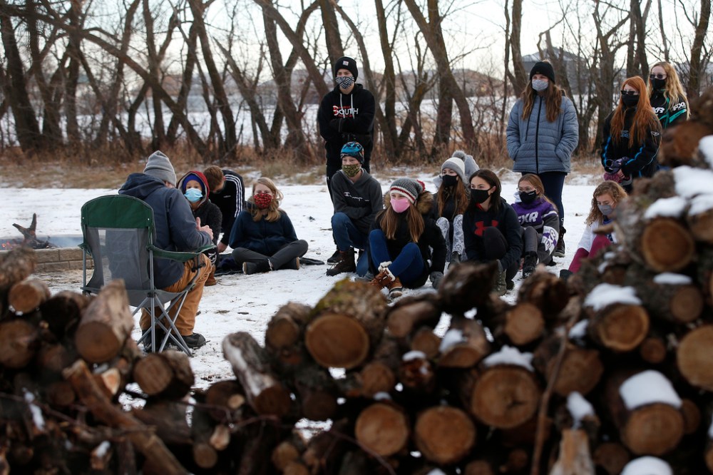 JOHN WOODS / WINNIPEG FREE PRESS
Tim Morison recruited his students to deliver flyers to houses and businesses around Starbuck to inform residents the school’s phys-ed students planned to help clear snow in town throughout the winter. (John Woods / Winnipeg Free Press)
