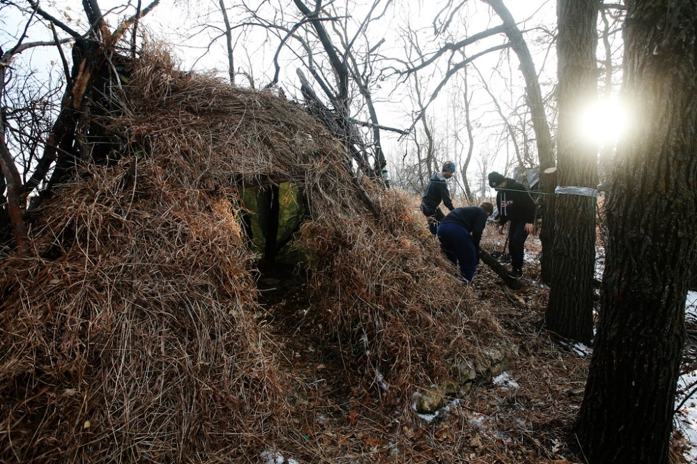 JOHN WOODS / WINNIPEG FREE PRESS
Starbuck School phys-ed teacher Tim Morison has created a winter survival unit, teaching students how to build a shelter, start a fire, boil water, and diagnose frostbite and hypothermia. (John Woods / Winnipeg Free Press)
