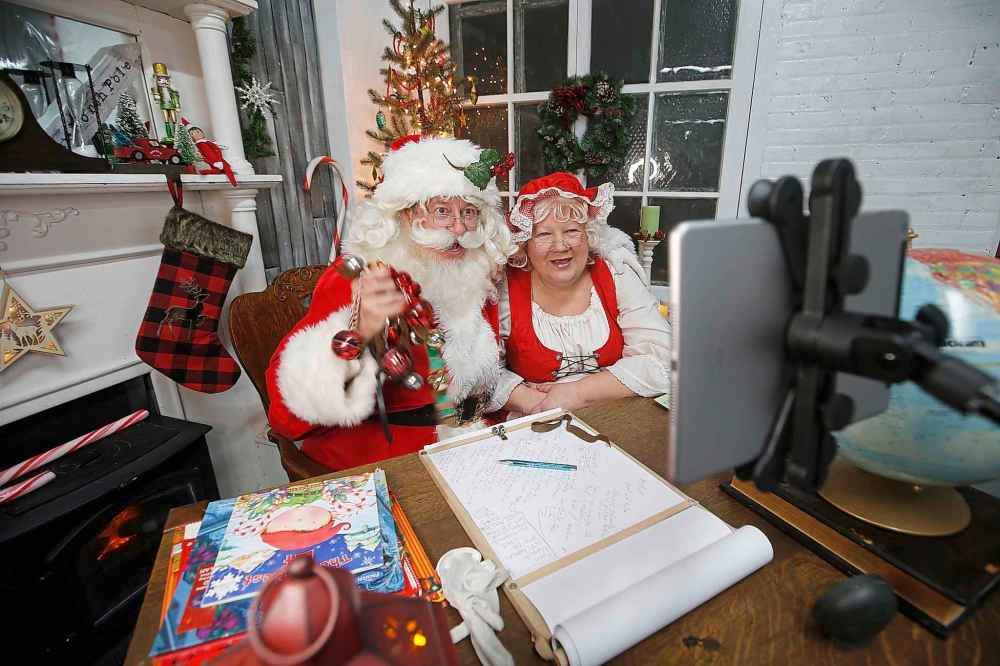 JOHN WOODS / WINNIPEG FREE PRESS
Craig and Carla Oliphant perform as Santa and Mrs. Claus in their online performance at their studio in Winnipeg.