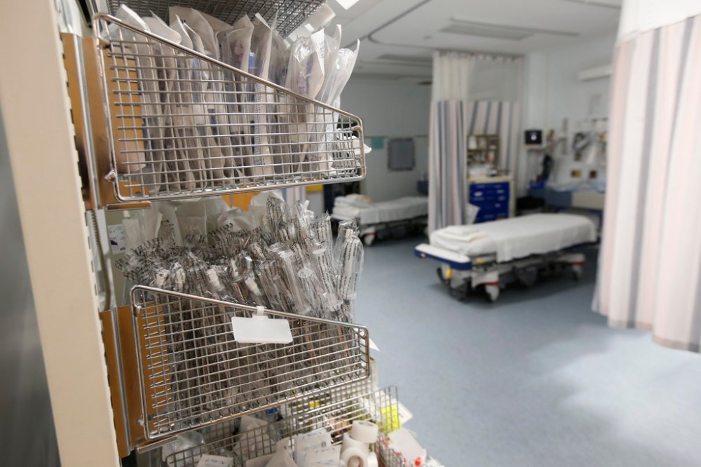 If required, 173 more intensive-care beds can be added to hospitals, according to Shared Health, which co-ordiantes health services in Manitoba. (Wayne Glowacki / Winnipeg Free Press files)