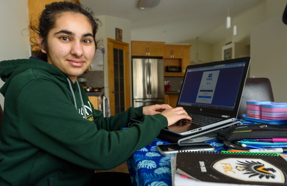JESSE BOILY / WINNIPEG FREE PRES
Divya Sharma, a Grade 10 student at Fort Richmond Collegiate, was one of five students Tuesday in her first-period class, which usually has 30 students.
