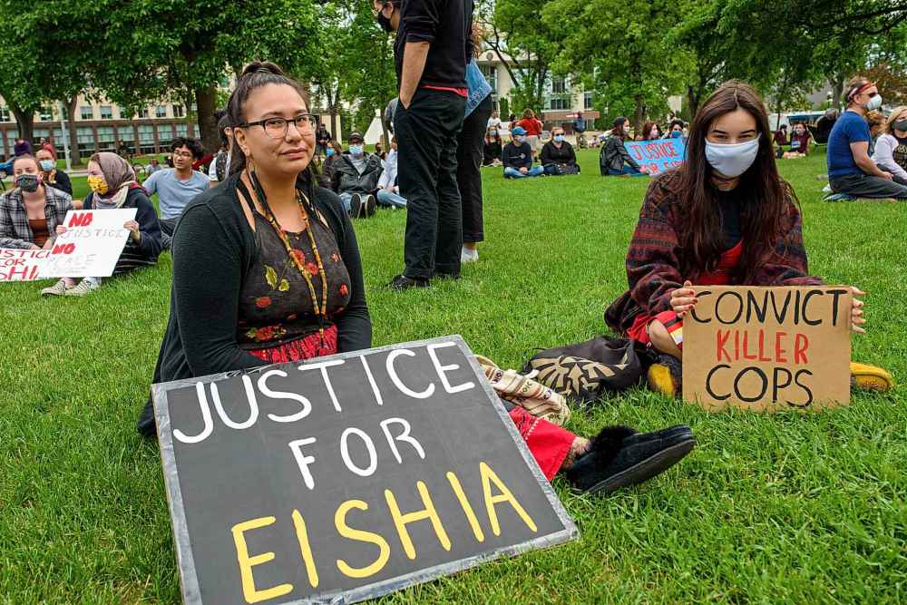 JESSE BOILY  / WINNIPEG FREE PRE
Jessica Noel, left, and Chloe Greenwalt showed up to support the rally for Eishia Hudson outside the Manitoba legislature building on Friday. Hudson, 16, was fatally shot by police in April. (Jesse Boily/Winnipeg Free Press)