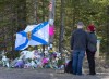 A couple pays their respects at a roadblock in Portapique, N.S. on April 22, 2020.&nbsp; THE CANADIAN PRESS/Andrew Vaughan