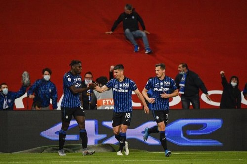 Atalanta's Ruslan Malinovskyi, center, celebrates after scoring a goal against Juventus during the Italian Cup soccer final match between Atalanta and Juventus at the Mapei Stadium in Reggio Emilia, Italy, Wednesday, May 19, 2021. (Fabrizio Corradetti/LaPresse via AP)