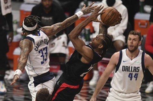 Kawhi Leonard #2 of the LA Clippers drives the basket against Willie Cauley-Stein #33 of the Dallas Mavericks in the first half of game two of the Western Conference First Round NBA Playoff basketball game at the Staples Center in Los Angeles on Tuesday, May 25, 2021. (Keith Birmingham/Pasadena Star-News via AP)