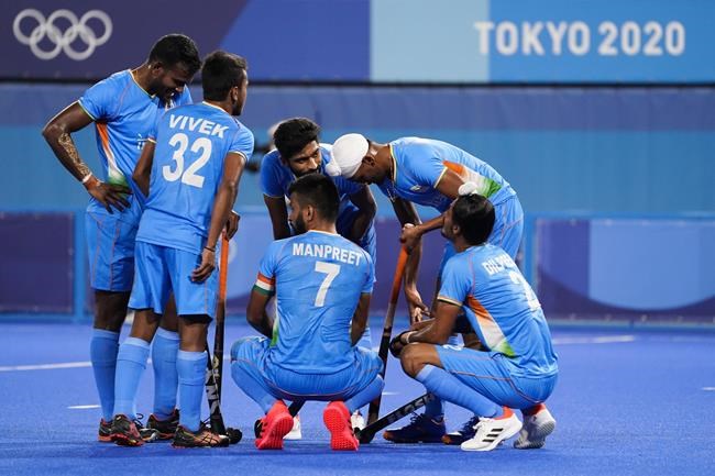 India's Manpreet Singh (7) huddles with his teammates after giving up six goals to Team Australia during a men's field hockey match at the 2020 Summer Olympics, Sunday, July 25, 2021, in Tokyo, Japan. (AP Photo/John Minchillo)