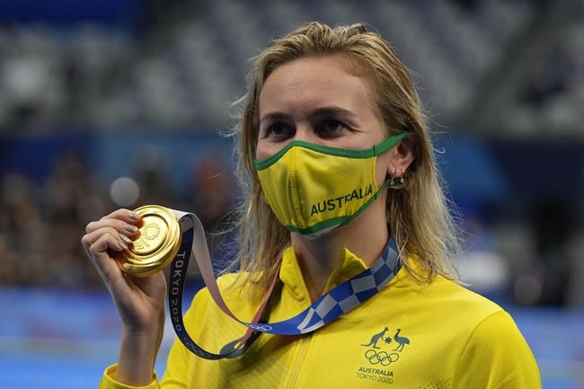 Ariarne Titmus, of Australia, poses with the gold medal after winning final the women's 400-meters freestyle at the 2020 Summer Olympics, Monday, July 26, 2021, in Tokyo, Japan. (AP Photo/Petr David Josek)