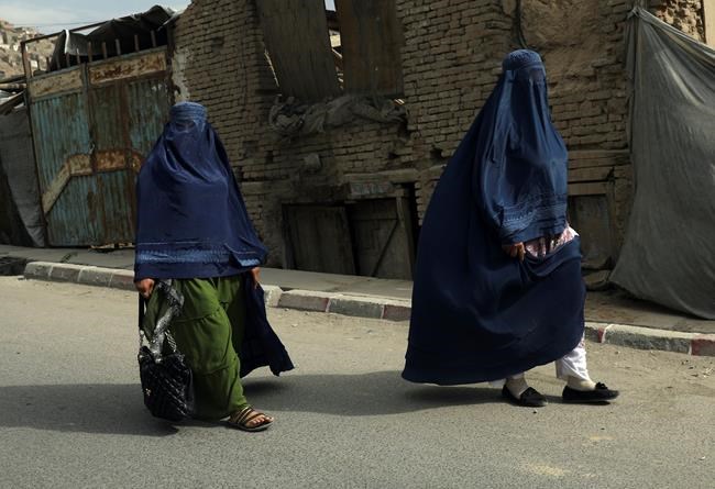 Afghan women in burqas walk on a street in Kabul, Afghanistan, Sunday, Aug. 22, 2021.  THE CANADIAN PRESS/AP-Rahmat Gul