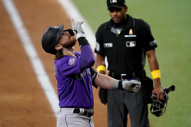 Brendan Rodgers, de los Rockies de Colorado, festeja su jonrón solitario frente al umpire Edwin Moscoso, en el duelo del miércoles 1 de septiembre de 2021, ante los Rangers de Texas (AP Foto/Tony Gutiérrez)