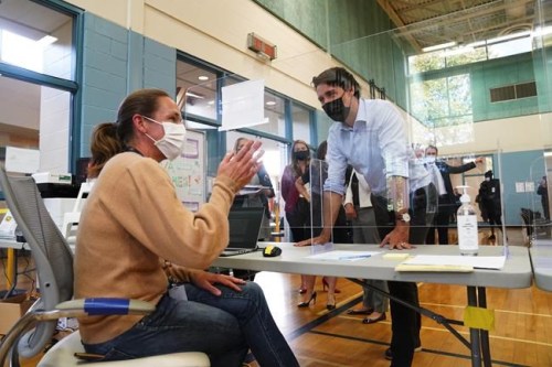 Prime Minister Justin Trudeau visits a vaccine clinic in Ottawa on Tuesday, Sept. 28, 2021. THE CANADIAN PRESS/Sean Kilpatrick