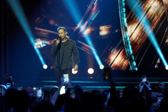 Dallas Smith performs at the Canadian Country Music Awards in London, Ont., Monday, Nov. 29, 2021. THE CANADIAN PRESS/Geoff Robins