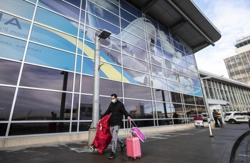A traveller carrying luggage into the Edmonton International Airport on Thursday, Dec. 2, 2021. Confusion has been growing at some Canadian airports that say they want more direction from the federal government since it changed COVID-19 testing rules for travellers. THE CANADIAN PRESS/Jason Franson