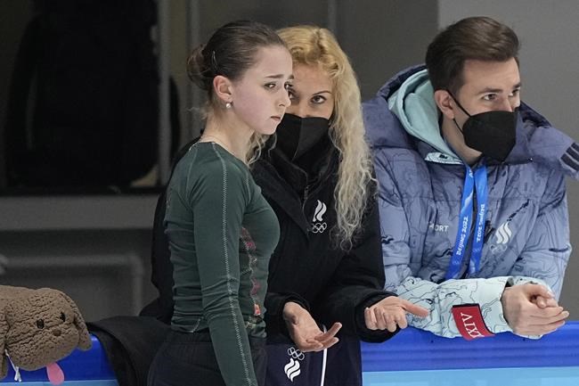 La entrenadora Eteri Tutberidze, centro, platica con Kamila Valieva, del Comité Olímpico Ruso, right, durante una sesión de entrenamiento de los Juegos Olímpicos de Invierno, el domingo 13 de febrero de 2022, en Beijing. (AP Foto/David J. Phillip)