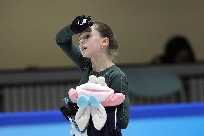 Kamila Valieva, patinadora artística del Comité Olímpico Ruso, sale de la pista de hielo tras una sesión de entrenamiento en los Juegos Olímpicos de 2022, el domingo 13 de febrero de 2022 en Beijing. (AP Foto/David J. Phillip)