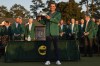 Scottie Scheffler sostiene el trofeo tras ganar el Masters en Augusta National el domingo 10 de abril del 2022. (AP Foto/David J. Phillip)