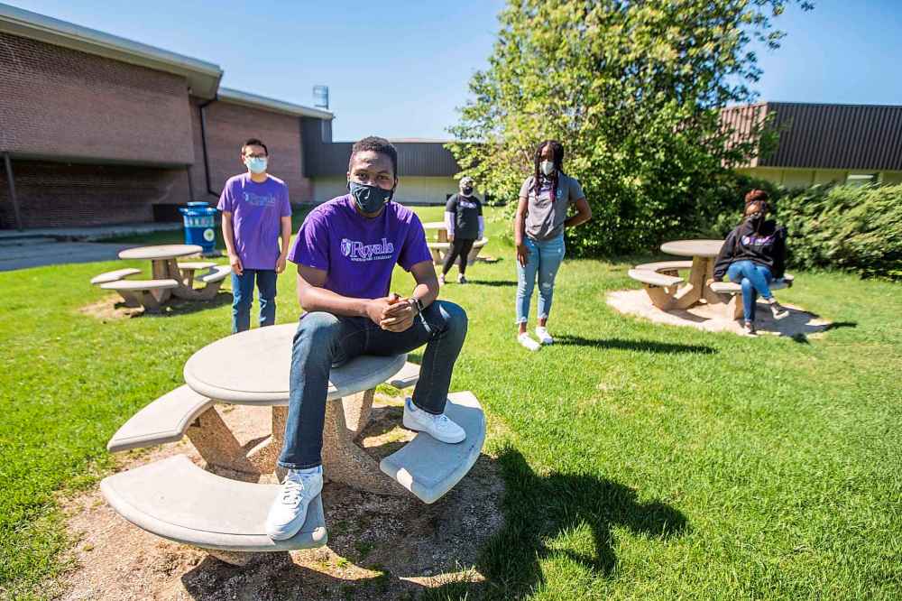 MIKAELA MACKENZIE / WINNIPEG FREE PRESS
Quan Lam (from left), Jean-Pierre Ngegba, Aliyah Jollienne Barila, Lea Nkana Bassi, and Renny Adebooye are learning about Bill 64 in their Grade 9 class.