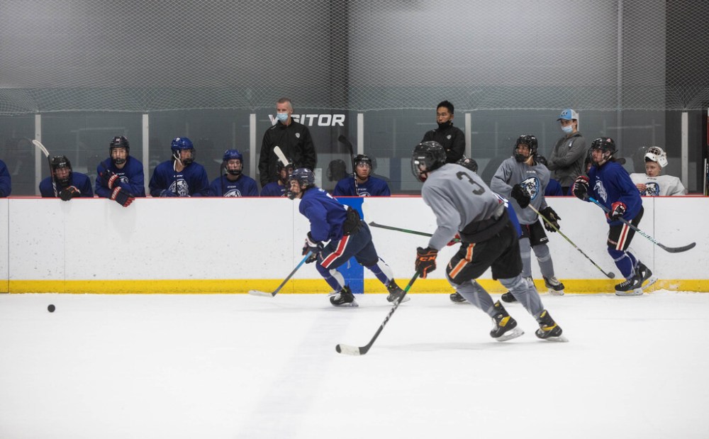 Ashton Cumby (centre) scored 13 goals and 22 points in 30 games for the Lloydminster AAA U15 squad in 2019-20. (Jessica Lee / Winnipeg Free Press)