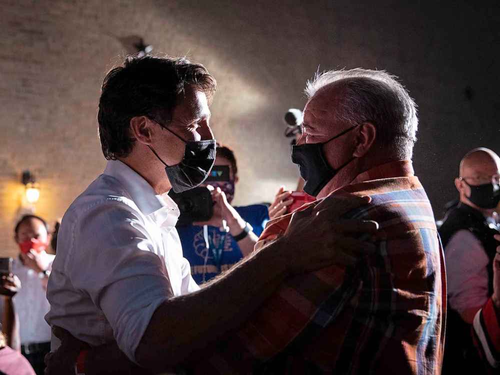 JESSICA LEE/WINNIPEG FREE PRESS
Trudeau and David Chartrand, president of the Manitoba Métis Federation embrace after Trudeau’s speech. (Jessica / Lee / Winnipeg Free Press)