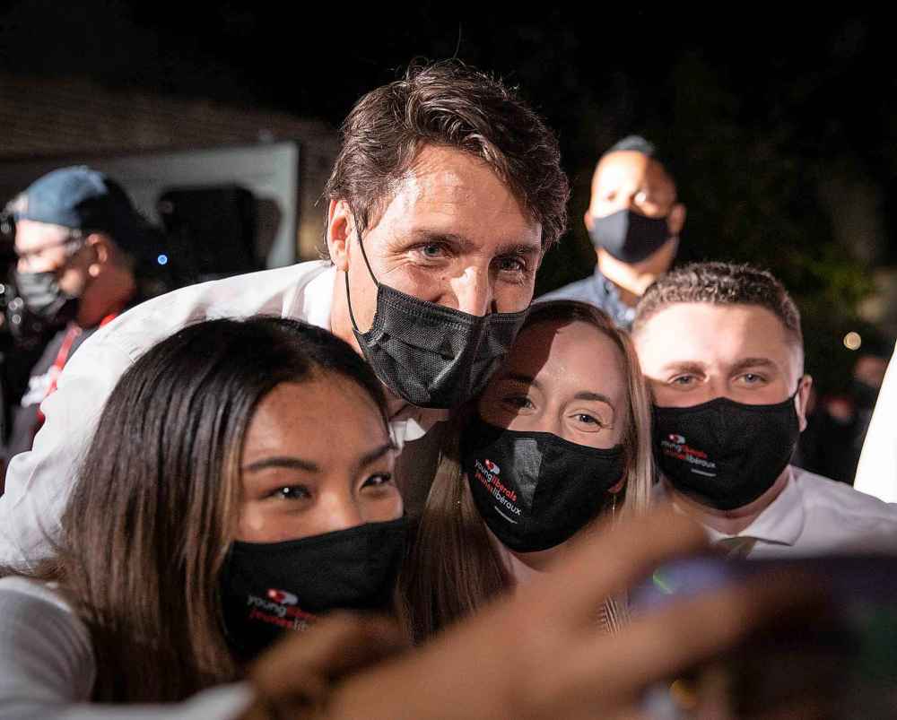 JESSICA LEE/WINNIPEG FREE PRESS
Liberal Leader Justin Trudeau poses for selfies with supporters after his speech during a campaign stop at The Blue Note Park in Winnipeg Sunday evening. (Jessica Lee / Winnipeg Free Press)