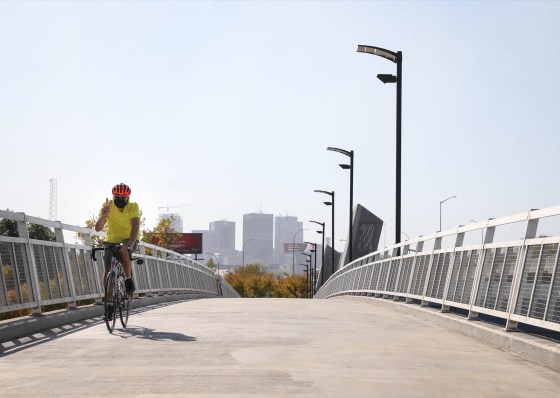 JESSICA LEE / WINNIPEG FREE PRESSA biker crosses the Disraeli bridge on September 28, 2021.