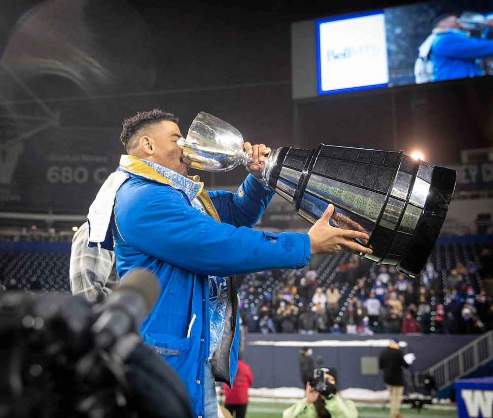 JESSICA LEE / WINNIPEG FREE PRESS
Blue Bombers running back Andrew Harris takes a swig out of the Grey Cup.