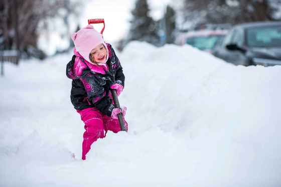 Maddy Hunter, three, shovels the sidewalk in the West End after a big snowfall in Winnipeg. (Mikaela MacKenzie / Winnipeg Free Press)