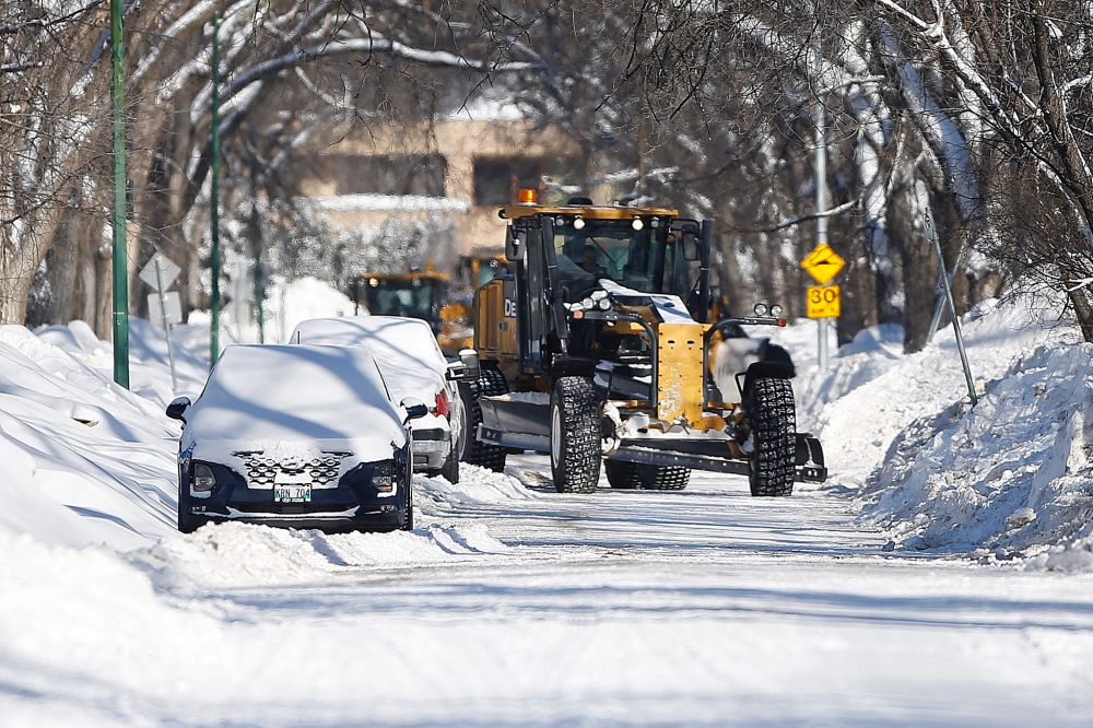 JOHN WOODS / WINNIPEG FREE PRESS
Crews clear snow around parked cars in River Heights on Sunday. (JOHN WOODS / WINNIPEG FREE PRESS)