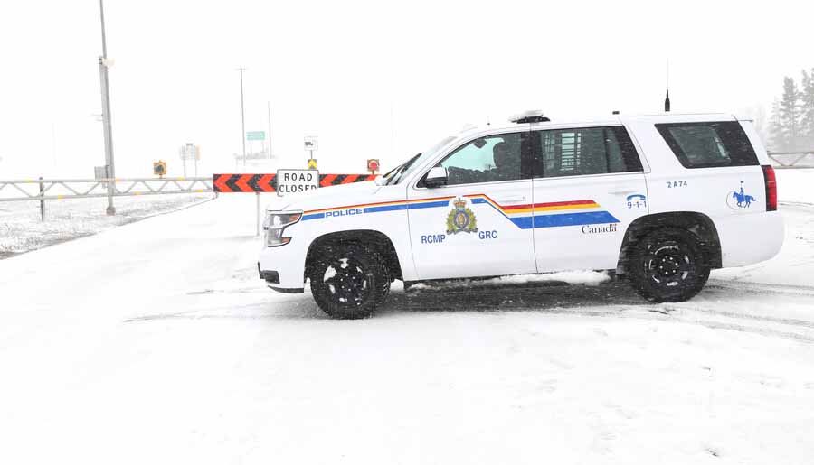 The Trans-Canada Highway remains closed from Headingley to the Saskatchewan border. (Ruth Bonneville / Winnipeg Free Press)