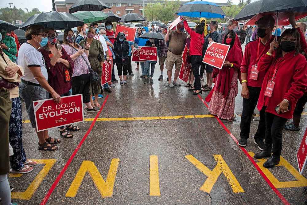 ALEX LUPUL / WINNIPEG FREE PRESS
Supporters of Liberal leader Justin Trudeau wait outside of the Cavalier Drive FoodFare location in Winnipeg on August 20, 2021.