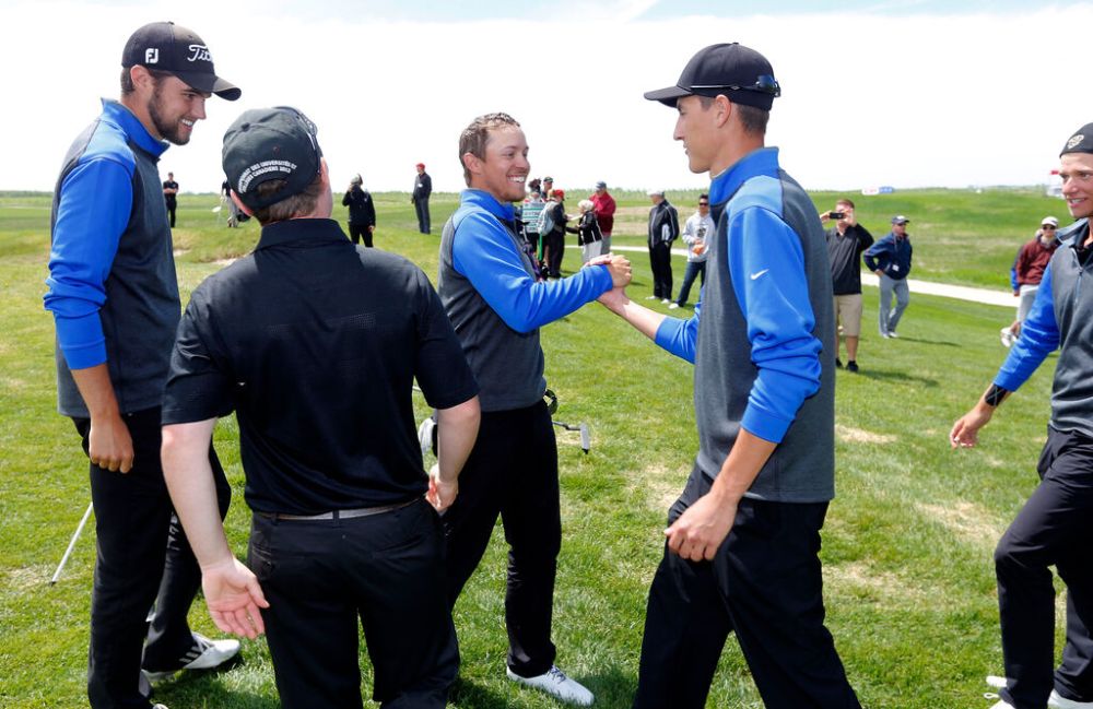 KEN GIGLIOTTI / WINNIPEG FREE PRESS FILES
University of Manitoba Bisons men's golf team celebrate their win of the Canadian university/college championship in 2014 at Southwood Golf & Country Club.