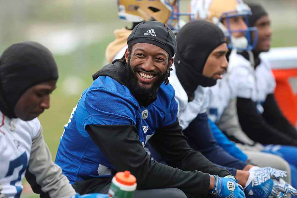 RUTH BONNEVILLE  /  WINNIPEG FREE PRESS FILES
Blue Bombers  defensive back Brandon Alexander, centre, is also a musical artist who can sing and rap, is building a catalogue of more than 130 songs.