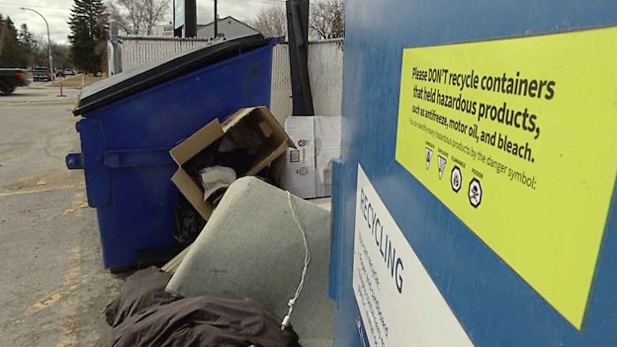 Winnipeg recycling depot neighbours want city to keep debris from