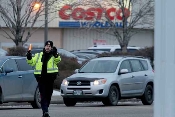 SHANNON VANRAES / WINNIPEG FREE PRESSMembers of the Winnipeg Police Service direct traffic in front of the St. James's Costco store in November 29.
