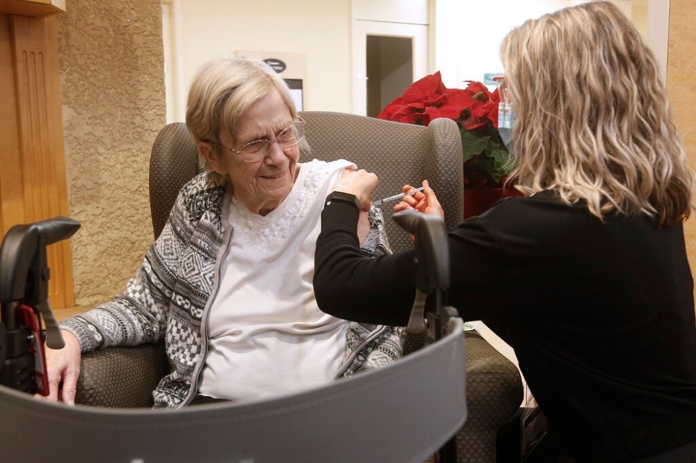 CP
Paramedic Jessi Bittner inoculates Margaret Watson, 94, a resident at Oakview Place Long Term Care Residence on Monday. Vaccinations should have been done throughout the Christmas holidays. (John Woods / The Canadian Press)