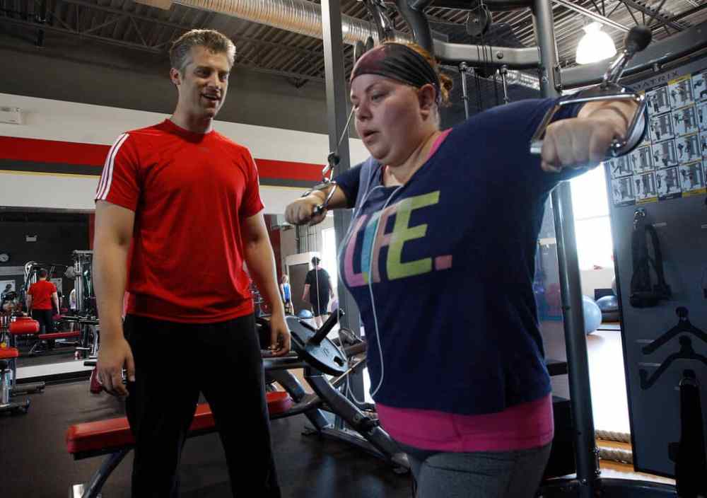 KEN GIGLIOTTI / WINNIPEG FREE PRESS FILES
Cieciwa, a local workplace health and wellness expert, watches over one of his clients. Cieciwa has trained everyone from Canadian Olympic hopefuls to NHL players and UFC fighters.