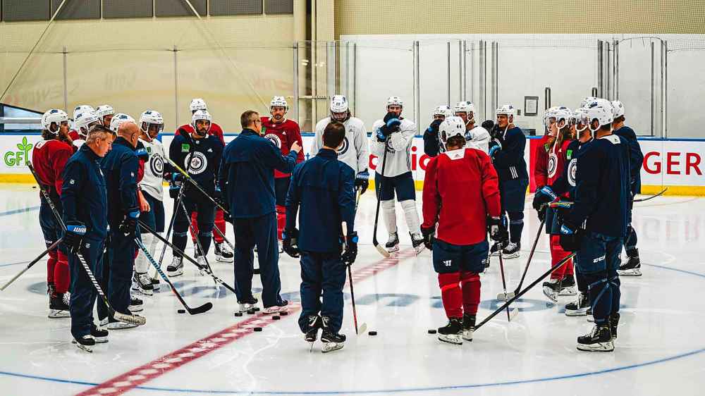 TYLER ESQUIVEL / WINNIPEG JETS
Coach Paul Maurice addresses the players at practice at Terwillegar Arena in south Edmonton Monday.