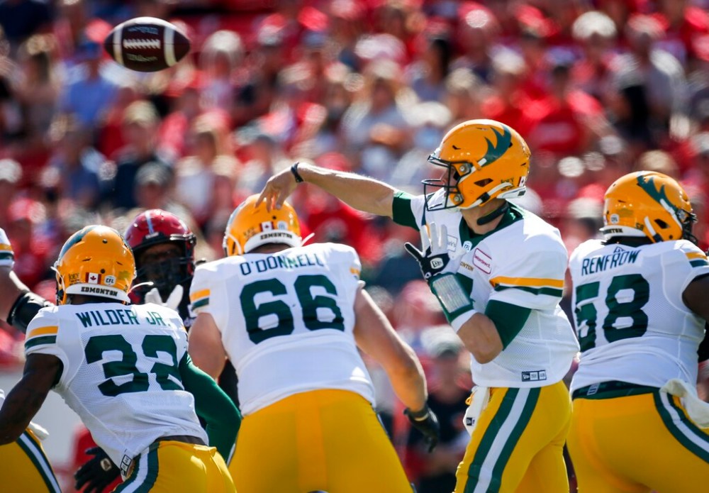 CP
Edmonton Elks quarterback Trevor Harris (centre) threw 398 yards and four touchdowns to earn his first win over Calgary. (Jeff McIntosh / The Canadian Press)
