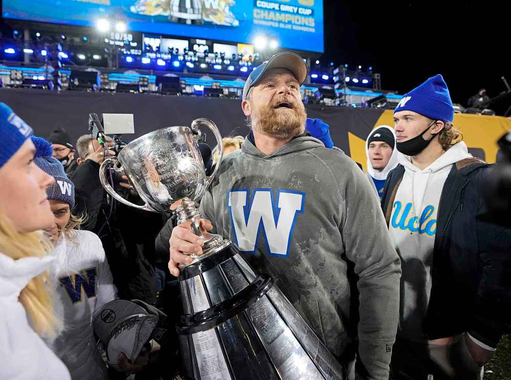 CP
Winnipeg Blue Bombers head coach Mike O'Shea holds the Grey Cup. (Ryan Remiorz / The Canadian Press)