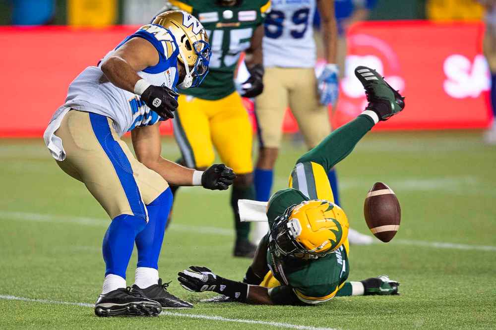 CP
Winnipeg Blue Bombers' Nic Demski (10) has the ball knocked away by Edmonton Elks' Derrick Moncrief (10) during the first half. (Jason Franson / The Canadian Press)