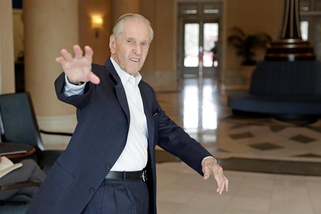 Fred Wilpon, principal owner of the New York Mets, waves as he heads to a meeting during MLB baseball owners meetings, Wednesday, Feb. 5, 2020, in Orlando, Fla. (AP Photo/John Raoux)