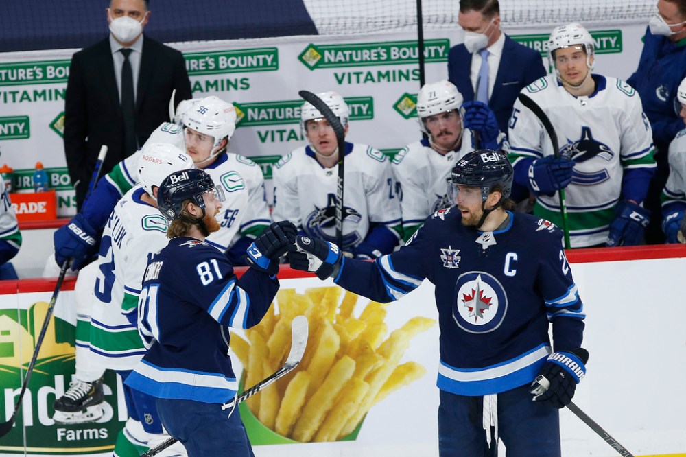 WINNIPEG FREE PRESS
Blake Wheeler (right) has five goals and six assists in the last eight games, and 44 points through 49 games. (John Woods / Winnipeg Free Press)