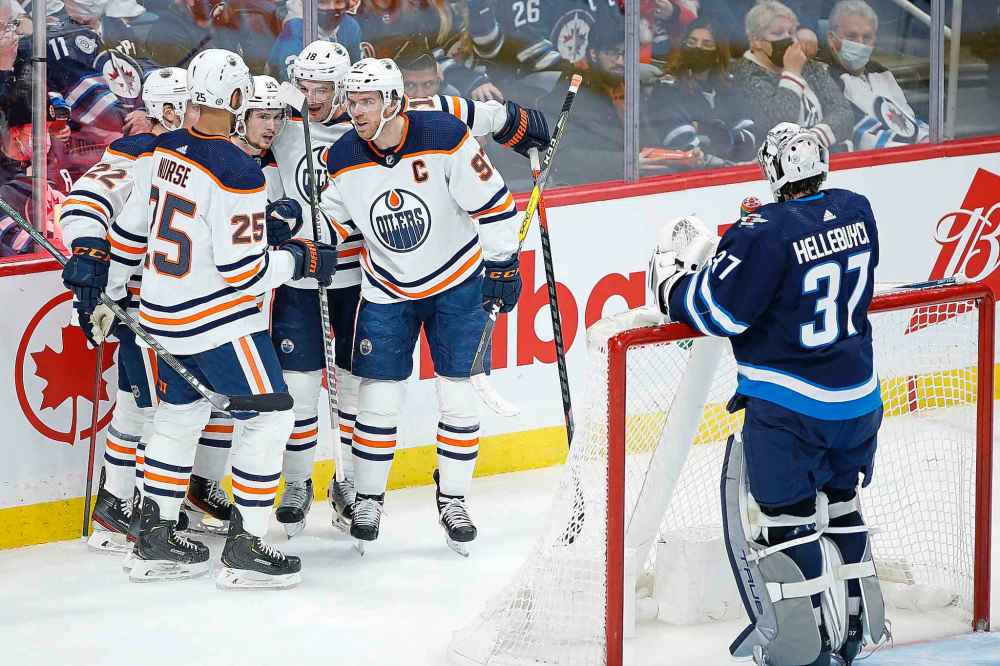 CP
Edmonton Oilers' Kailer Yamamoto (56) celebrates his goal with teammates Tyson Barrie (22), Darnell Nurse (25), Zach Hyman (18) and Connor McDavid (97) during the second period. (John Woods / The Canadian Press)