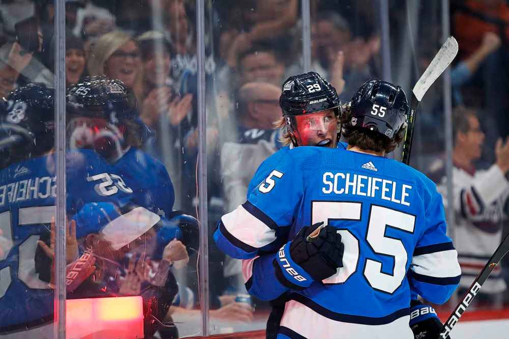 JOHN WOODS / WINNIPEG FREE PRESS
Winnipeg Jets’ Patrik Laine (29) and Mark Scheifele (55) celebrate Laine’s goal against the Philadelphia Flyers during the second period.